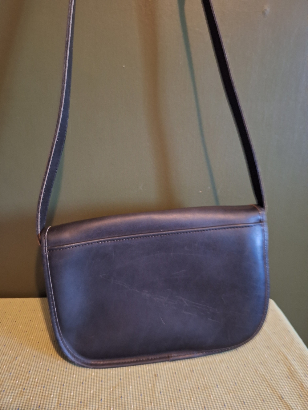 Vintage Leather Crossbody Bag Turn Lock Satchel in Black - Picture 4 of 9